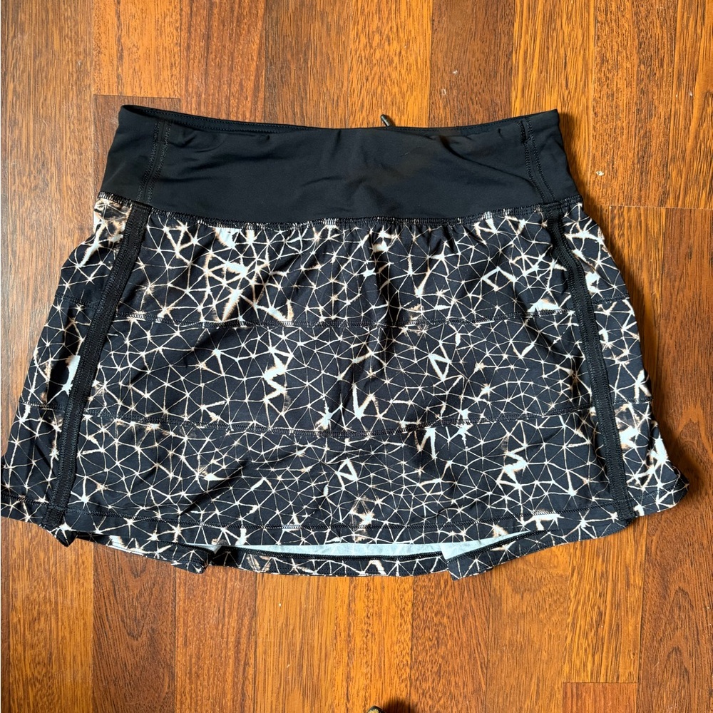 lululemon athletica| Pace Rival| Black and White Geometric Skort| Size 4